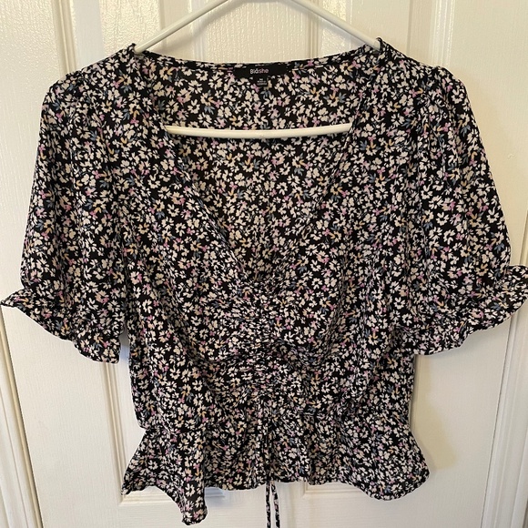 5 for $12 Cute little V neck top with flutter sleeve and rouched bottom - Picture 1 of 4